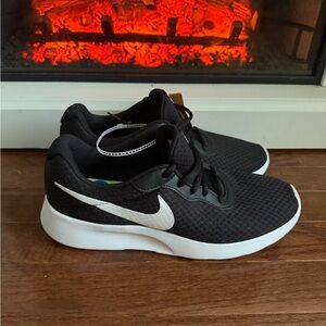 NWT Nike Tanjun Black and White Athletic Sneakers women’s size 10